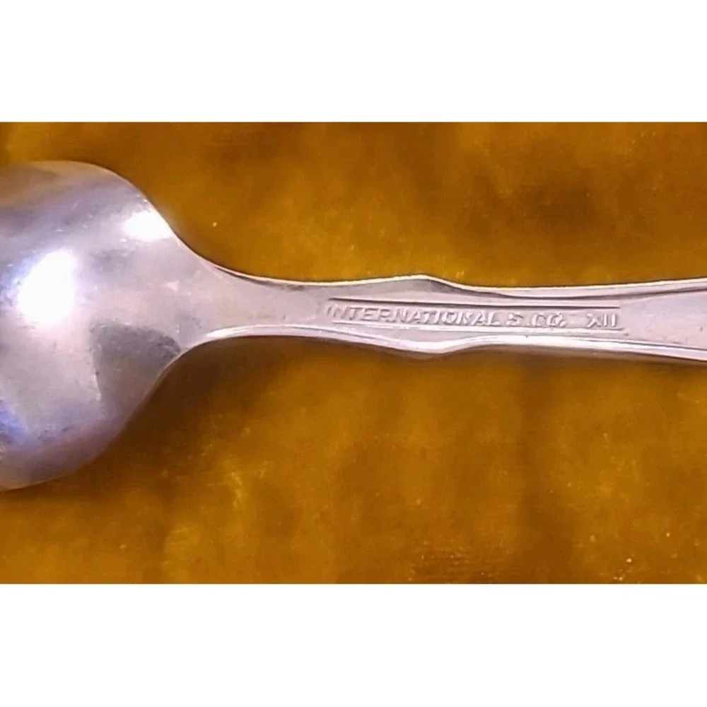 This item is a vintage silver-plated souvenir International Hotel Spoon‎